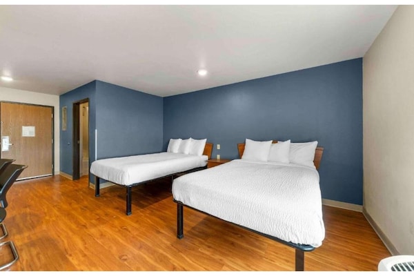Foto van 2 tweepersoonsbedden | Roken toegestaan, koelkast aanwezig - BedRoom
