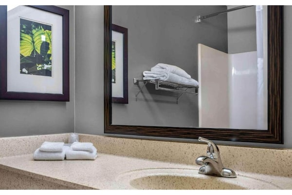 Foto van 2 tweepersoonsbedden (queensize) | Roken toegestaan, Keuken - BathRoom