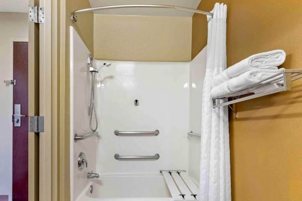Foto van 1 tweepersoonsbed (queensize) | Rookvrij, Keuken - Vakantiehuis in Cincinnati OH - BathRoom