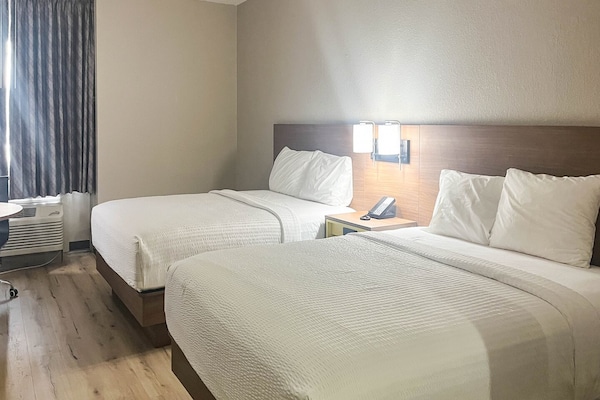 Foto van 2 tweepersoonsbedden (queensize) | Niet-roken, koelkast (Micfridge) - BedRoom
