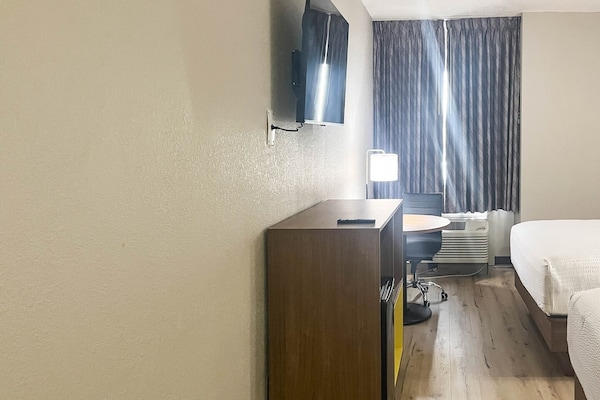 Foto van 2 tweepersoonsbedden (queensize) | Niet-roken, koelkast (Micfridge) - BedRoom