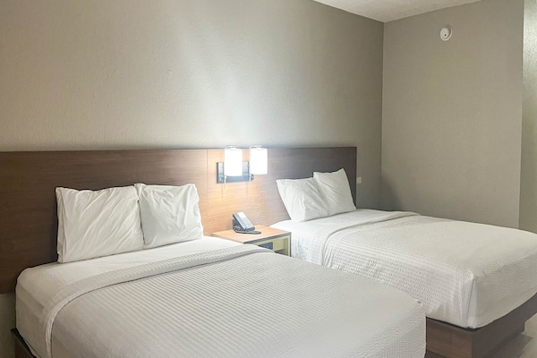 Foto van 2 tweepersoonsbedden (queensize) | Niet-roken, koelkast (Micfridge) - BedRoom