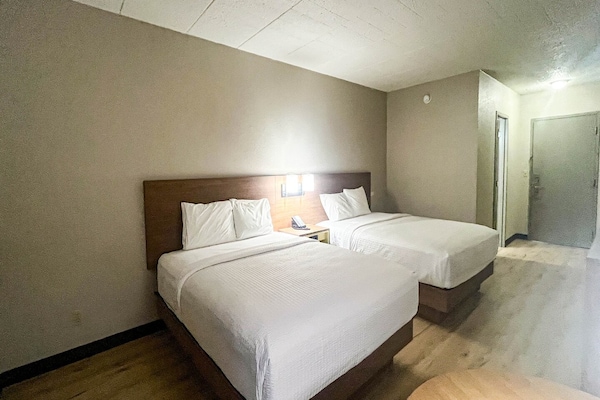 Foto van 2 tweepersoonsbedden (queensize) | Niet-roken, koelkast (Micfridge) - BedRoom