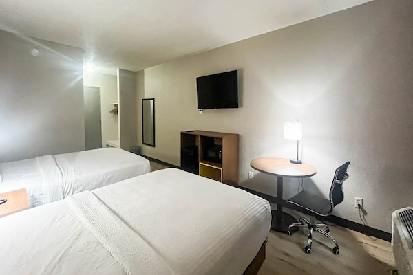 Foto van 2 tweepersoonsbedden (queensize) | Niet-roken, koelkast (Micfridge) - BedRoom