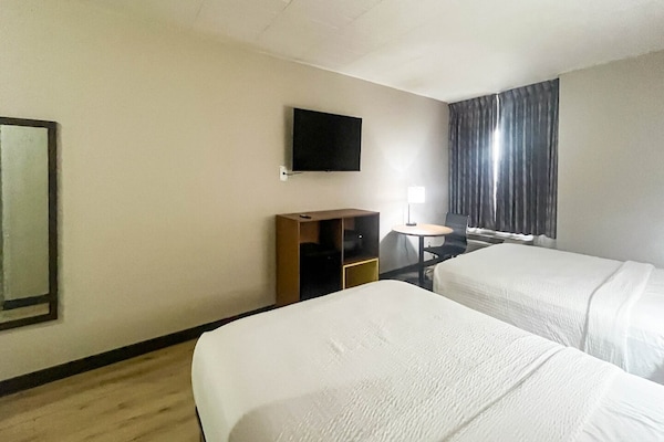 Foto van 2 tweepersoonsbedden (queensize) | Niet-roken, koelkast (Micfridge) - BedRoom
