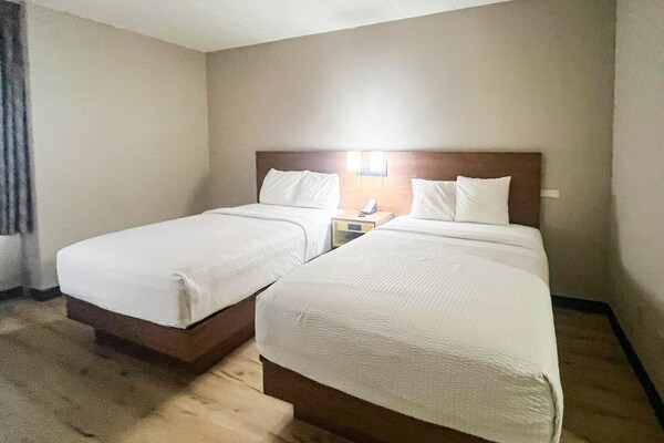 Foto van 2 tweepersoonsbedden (queensize) | Niet-roken, koelkast (Micfridge) - BedRoom
