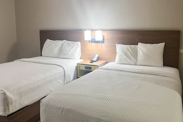Foto van 2 tweepersoonsbedden (queensize) | Niet-roken, koelkast (Micfridge) - BedRoom
