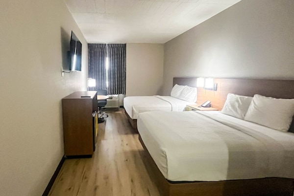 Foto van 2 tweepersoonsbedden (queensize) | Niet-roken, koelkast (Micfridge) - BedRoom