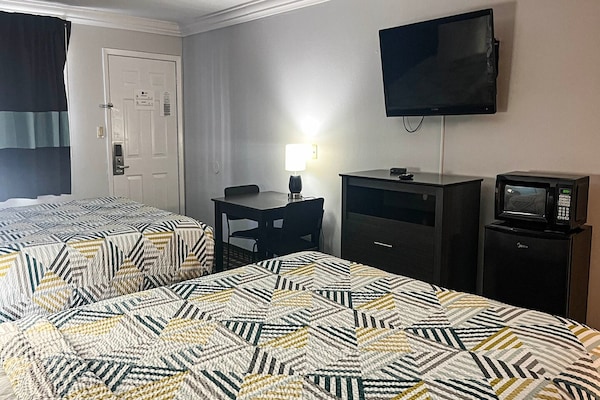 Foto van 2 tweepersoonsbedden (queensize) | Roken toegestaan, koelkast aanwezig - BedRoom
