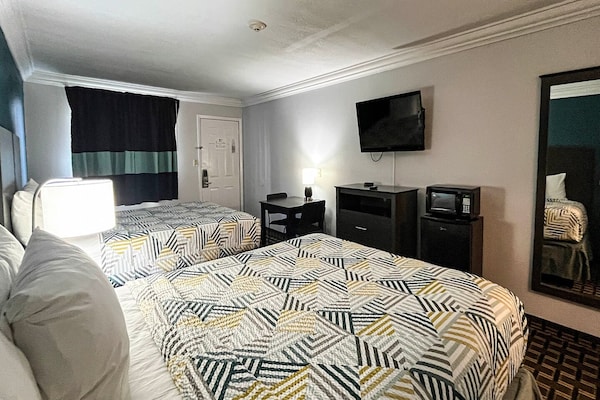 Foto van 2 tweepersoonsbedden (queensize) | Roken toegestaan, koelkast aanwezig - BedRoom