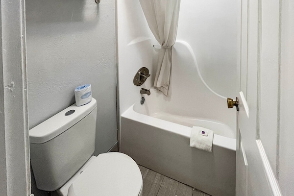 Foto van 2 tweepersoonsbedden (queensize) | Roken toegestaan, koelkast aanwezig - BathRoom