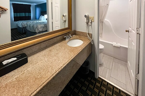 Foto van 2 tweepersoonsbedden (queensize) | Roken toegestaan, koelkast aanwezig - BathRoom