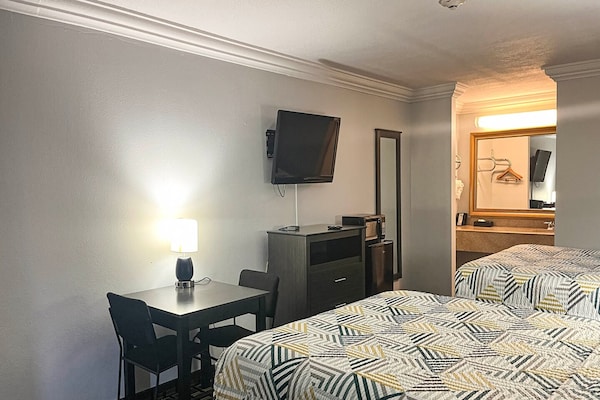 Foto van 2 tweepersoonsbedden (queensize) | Roken toegestaan, koelkast aanwezig - BedRoom