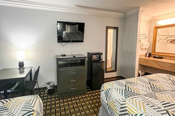 Foto van 2 tweepersoonsbedden (queensize) | Roken toegestaan, koelkast aanwezig - BedRoom
