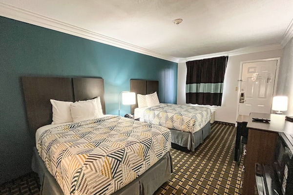 Foto van 2 tweepersoonsbedden (queensize) | Roken toegestaan, koelkast aanwezig - BedRoom