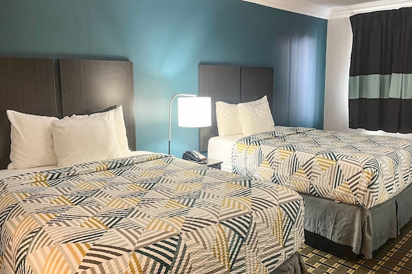 Foto van 2 tweepersoonsbedden (queensize) | Roken toegestaan, koelkast aanwezig - BedRoom