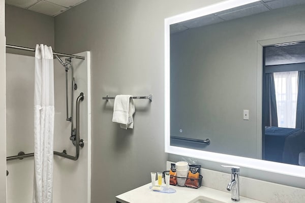 Foto van 1 Kingsize Bed | Niet-roken, Magnetronkoelkast - Vakantiehuis in Chillicothe - BathRoom
