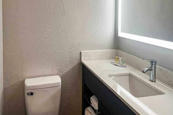 Foto van 1 Kingsize Bed | Niet-roken, Magnetronkoelkast - Vakantiehuis in Chillicothe - BathRoom