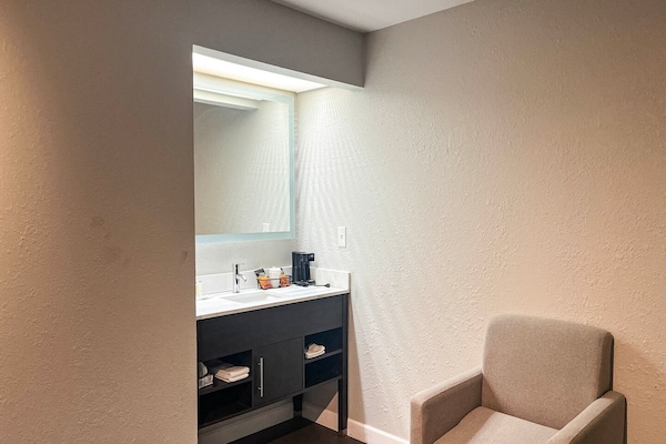 Foto van 1 Kingsize Bed | Niet-roken, Magnetronkoelkast - Vakantiehuis in Chillicothe - Facilities
