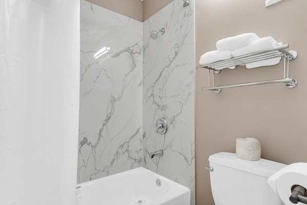 Foto van 1 kingsize bed | Rookvrij, Keuken - Vakantiehuis in Summerville - BathRoom
