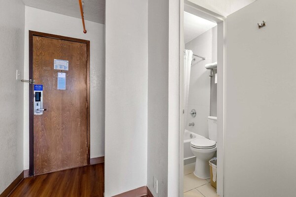Foto van 2 queensize bedden | Premium, Micfridge - Vakantiehuis in Decatur GA - BathRoom