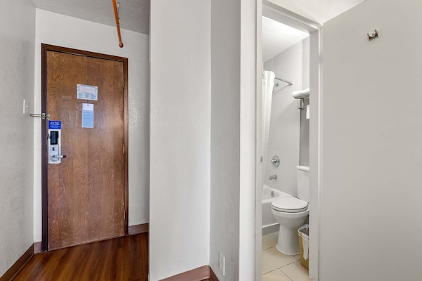 Foto van 2 queensize bedden | Premium, Micfridge - Vakantiehuis in Decatur GA - BathRoom