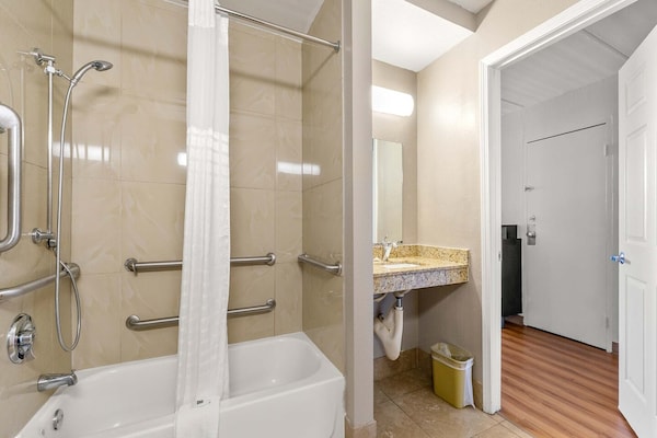 Foto van 2 queensize bedden | Premium, Micfridge - Vakantiehuis in Decatur GA - BathRoom