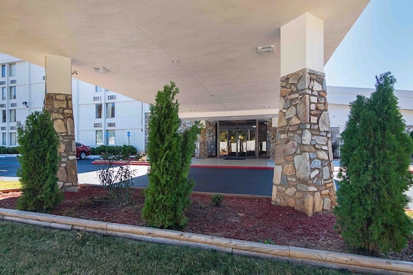 Foto van 2 queensize bedden | Premium, Micfridge - Vakantiehuis in Decatur GA - ExteriorSummer