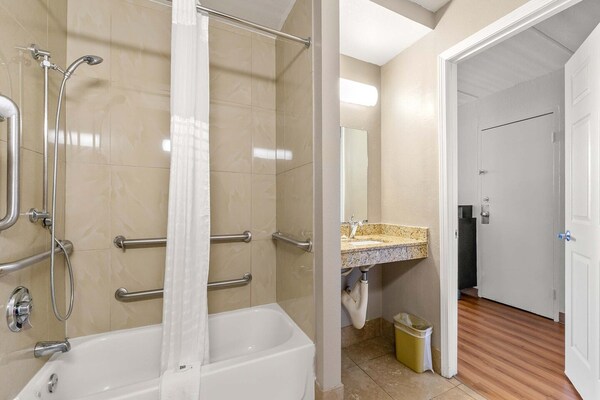 Foto van 1 kingsize bed | Premium, koelkast - Vakantiehuis in Decatur GA - BathRoom