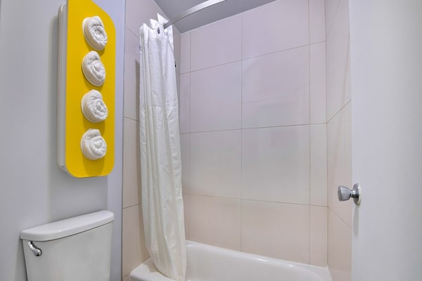 Foto van 1 kingsize bed | Premium, magnetron, koelkast - Vakantiehuis in Conyers GA - Facilities