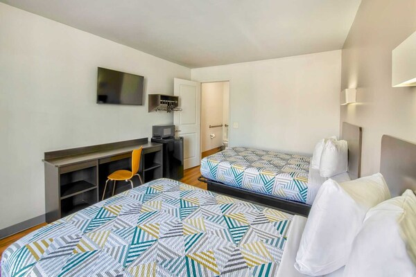 Foto van 2 tweepersoonsbedden | Mobiliteit | Badkuip | NSMK - BedRoom