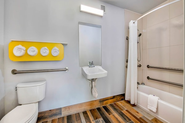 Foto van 2 tweepersoonsbedden | Mobiliteit | Badkuip | NSMK - BathRoom