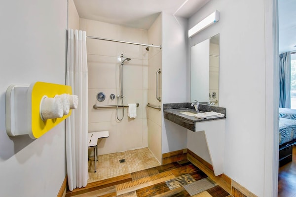 Foto van 2 tweepersoonsbedden | Mobiliteit | Badkuip | NSMK - BathRoom
