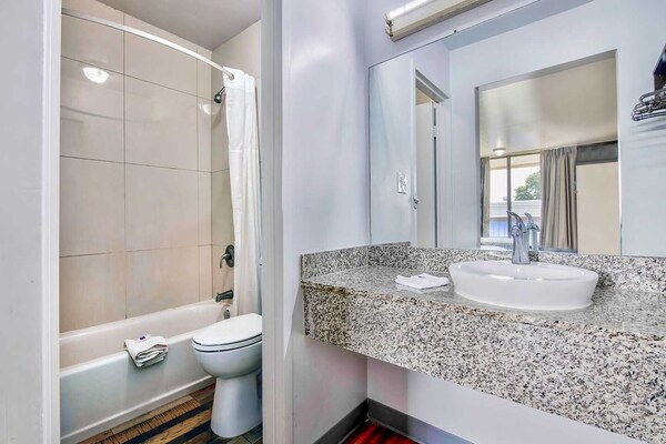 Foto van 2 tweepersoonsbedden | Mobiliteit | Badkuip | NSMK - BathRoom