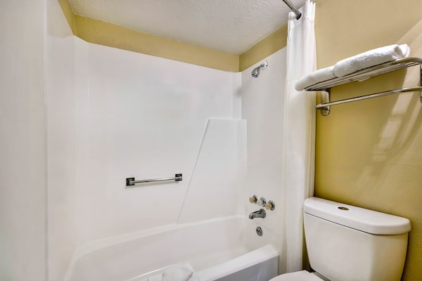 Foto van 2 Queensize Bedden | Roken, Magnetron - Vakantiehuis in Effingham - Facilities