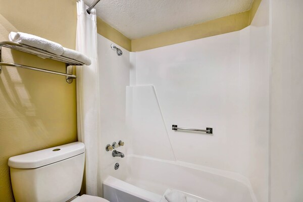 Foto van 2 Queensize Bedden | Roken, Magnetron - Vakantiehuis in Effingham - Facilities