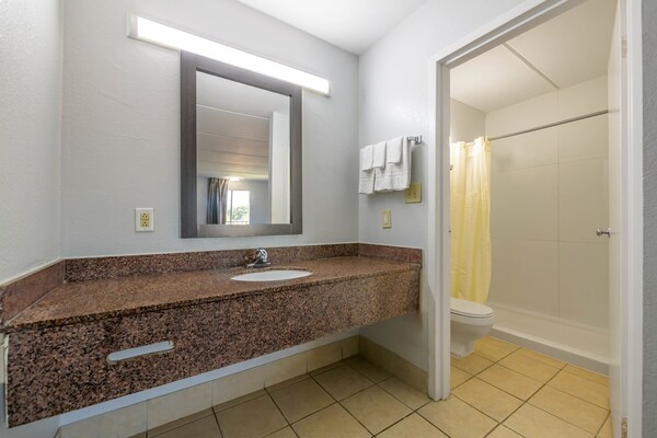Foto van 1 kingsize bed | Roken toegestaan, Keuken - Vakantiehuis in Stockbridge GA - BathRoom