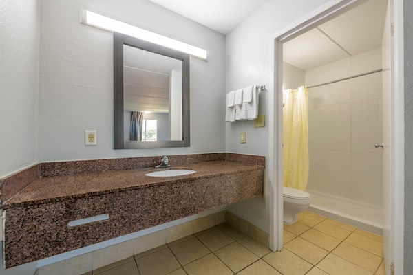 Foto van 1 kingsize bed | Roken toegestaan, Keuken - Vakantiehuis in Stockbridge GA - BathRoom