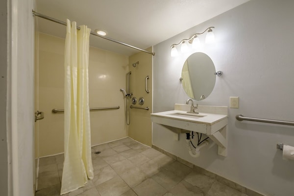 Foto van 2 tweepersoonsbedden | Rookvrij, Keuken - Vakantiehuis in Stockbridge GA - BathRoom