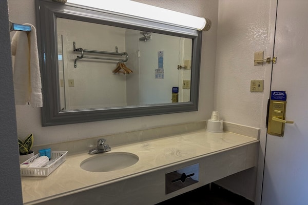 Foto van 1 kingsize bed | Badkuip met mobiele toegang Nsmk Micfridg - BathRoom