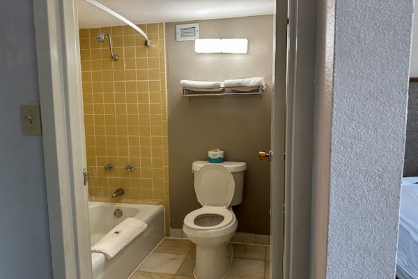 Foto van 1 kingsize bed | Badkuip met mobiele toegang Nsmk Micfridg - BathRoom
