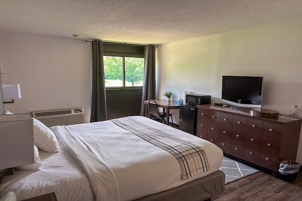 Foto van 1 kingsize bed | Badkuip met mobiele toegang Nsmk Micfridg - BedRoom