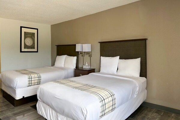 Foto van 2 tweepersoonsbedden | Niet-roken, koelkast - Vakantiehuis in Rochester NY - BedRoom