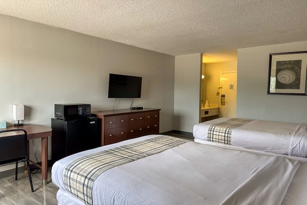 Foto van 2 tweepersoonsbedden | Niet-roken, koelkast - Vakantiehuis in Rochester NY - BedRoom