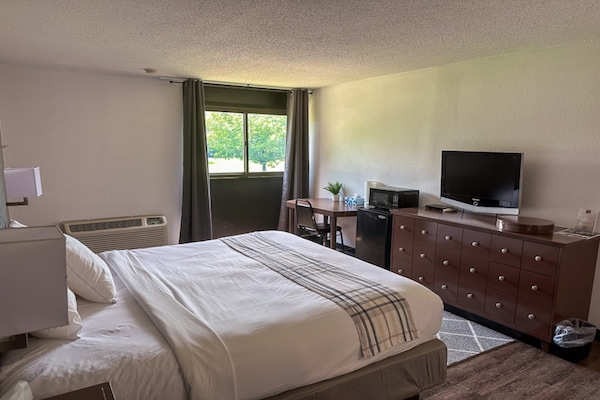 Foto van 1 Kingsize Bed | Niet-roken, Magnetronkoelkast - Vakantiehuis in Rochester NY - BedRoom