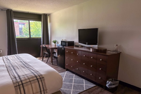 Foto van 1 Kingsize Bed | Niet-roken, Magnetronkoelkast - Vakantiehuis in Rochester NY - BedRoom
