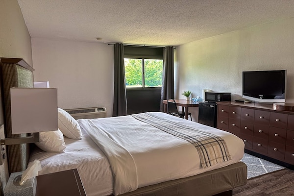 Foto van 1 Kingsize Bed | Niet-roken, Magnetronkoelkast - Vakantiehuis in Rochester NY - BedRoom
