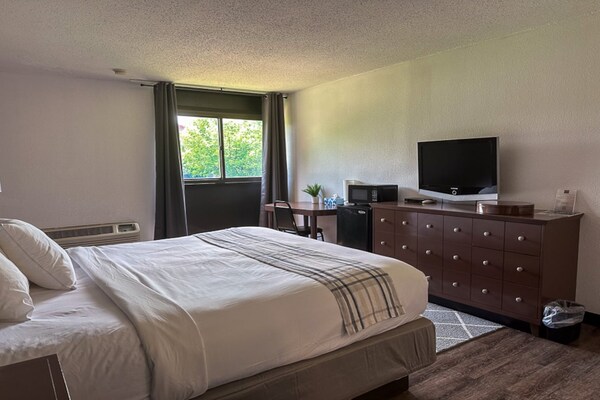 Foto van 1 Kingsize Bed | Niet-roken, Magnetronkoelkast - Vakantiehuis in Rochester NY - BedRoom