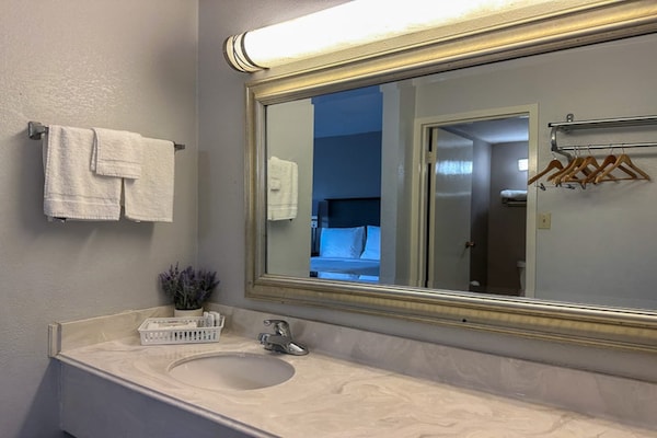 Foto van 1 Kingsize Bed | Niet-roken, Magnetronkoelkast - Vakantiehuis in Rochester NY - BathRoom
