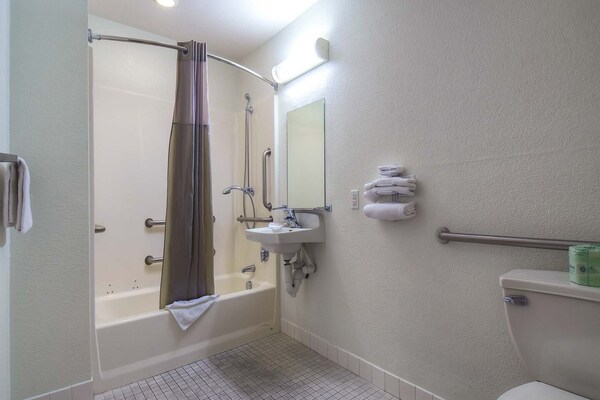 Foto van 2 Queensize Bedden | Mobiliteit Toegankelijke Tub Nsmk - BathRoom
